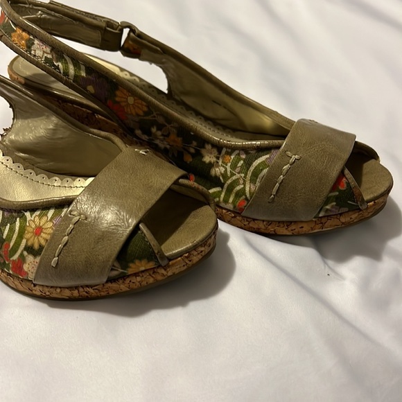 🎉5/$15🎉 K STUDIO FLORAL CANVAS WEDGES W/CORK HEEL (40/9) - Picture 7 of 16